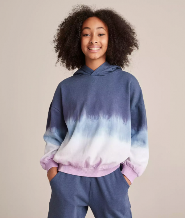 Hoodie dengan motif tie-dye yang unik